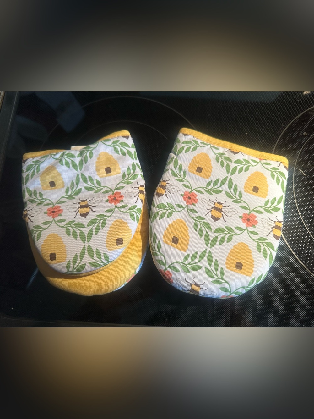 Honeybee Kitchen Bundle New with Spoon Holder & Rest/Cutting Board/Mitts/Holders - Picture 4 of 8